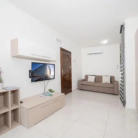 Vela Blu - Rose Court