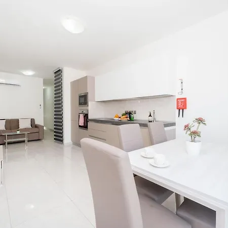 Vela Blu - Rose Court *