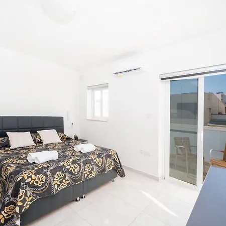 Vela Blu - Rose Court *