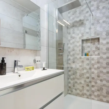 Vela Blu - Rose Court *