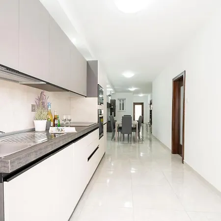 Vela Blu - Rose Court *