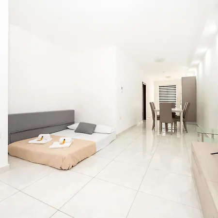 Vela Blu - Rose Court *