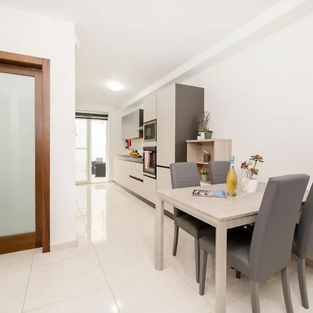 Vela Blu - Rose Court *