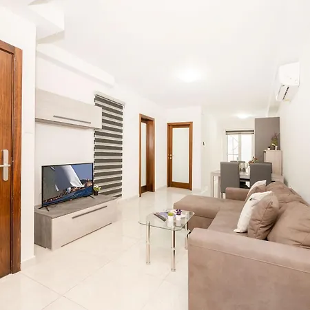 Vela Blu - Rose Court