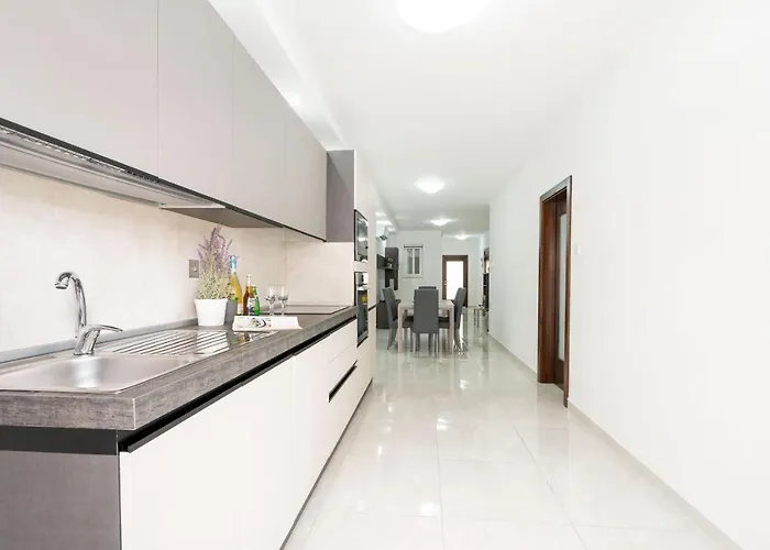 Vela Blu - Rose Court *