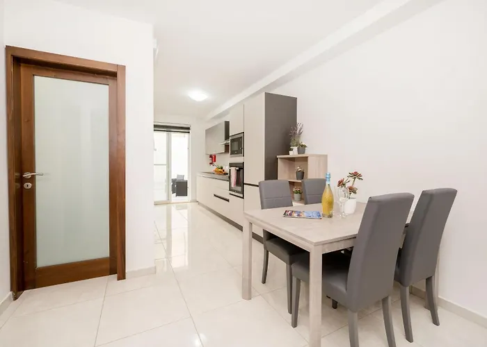 Vela Blu - Rose Court *