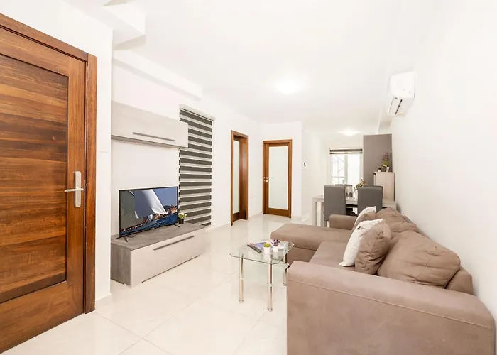 Vela Blu - Rose Court